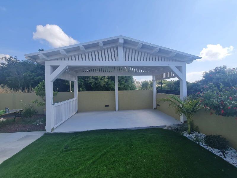 פרגולה בצבע לבן